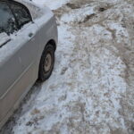 Saskrāpēts sudraba krāsas auto Dzelzavas ielas 29 pagalmā, Purvciemā.