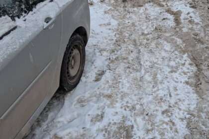 Saskrāpēts sudraba krāsas auto Dzelzavas ielas 29 pagalmā, Purvciemā.