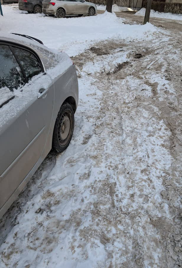 Saskrāpēts sudraba krāsas auto Dzelzavas ielas 29 pagalmā, Purvciemā.