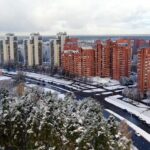 Imantas daudzdzīvokļu māju pagalmi vakarā pie Kleistu ielas