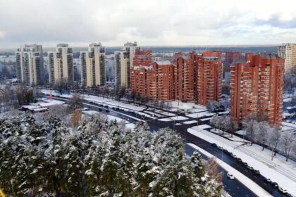 Imantas daudzdzīvokļu māju pagalmi vakarā pie Kleistu ielas