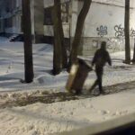 Persona nozog bioatkritumu konteineru Imantā, Tālavas gatvē.