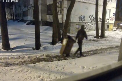 Persona nozog bioatkritumu konteineru Imantā, Tālavas gatvē.