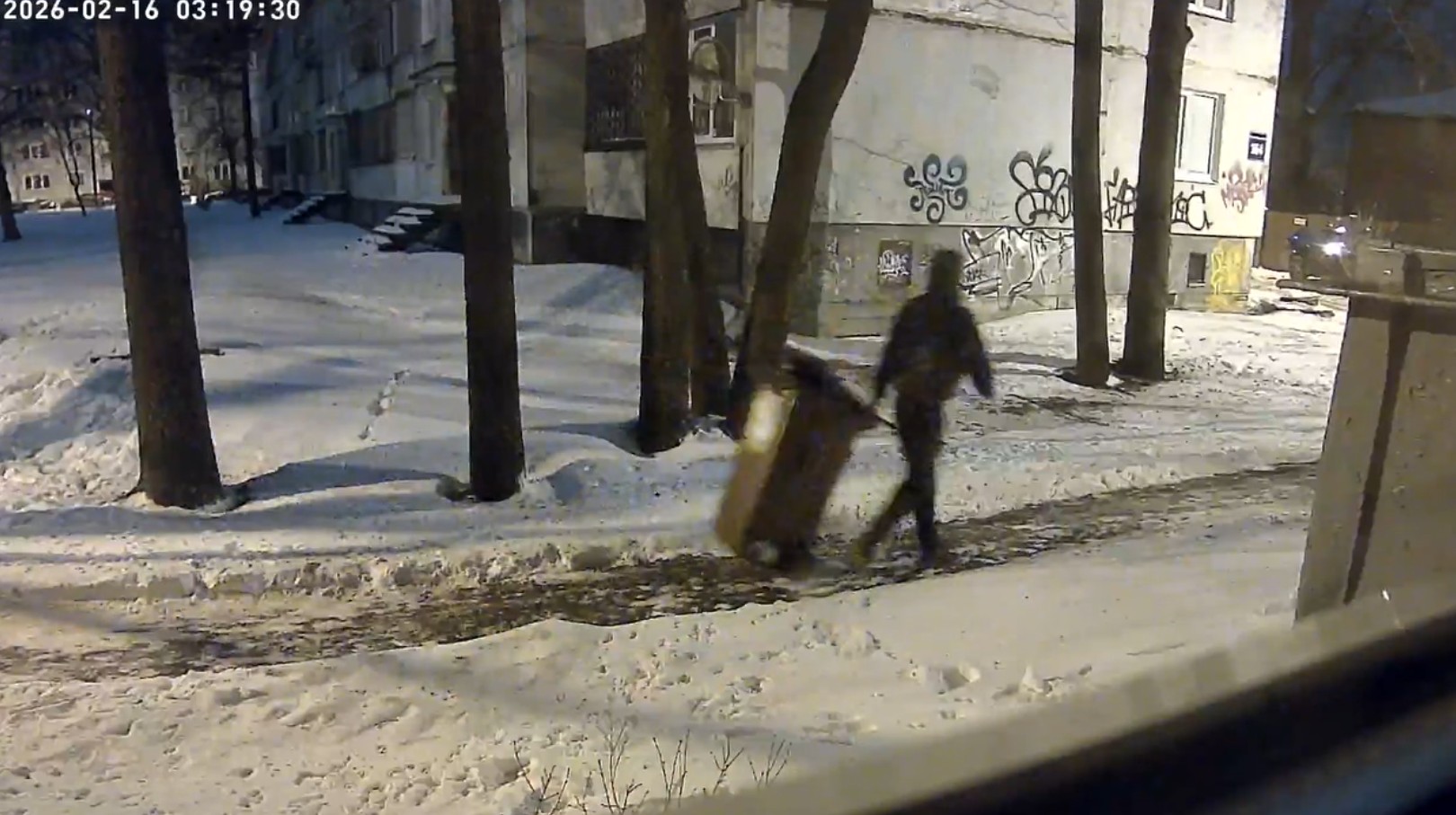 Persona nozog bioatkritumu konteineru Imantā, Tālavas gatvē.