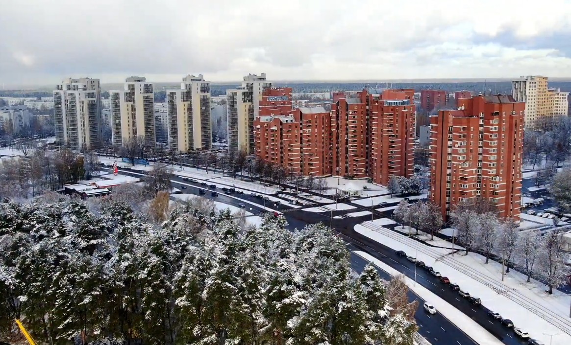 Imantas daudzdzīvokļu māju pagalmi vakarā pie Kleistu ielas