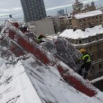 Bīstamas lāstekas un sniegs uz Rīgas namu jumtiem