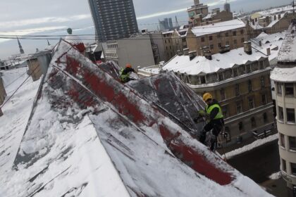Bīstamas lāstekas un sniegs uz Rīgas namu jumtiem