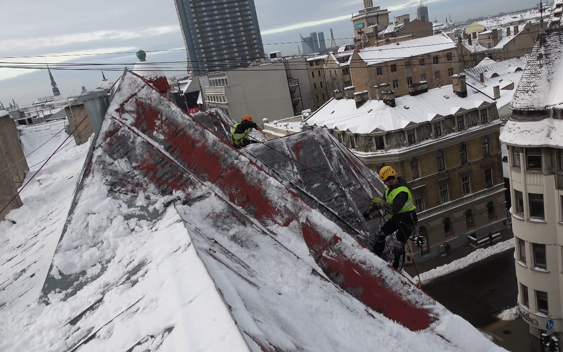 Bīstamas lāstekas un sniegs uz Rīgas namu jumtiem