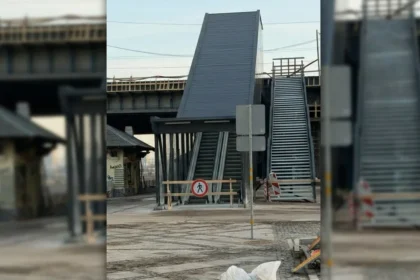 Jaunu konstrukciju uzstādīšana gājēju ērtībām pie Zemitāna tilta Rīgā