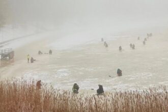 Juglas iedzīvotājas fiksēts skats uz makšķerniekiem 28. februāra miglā