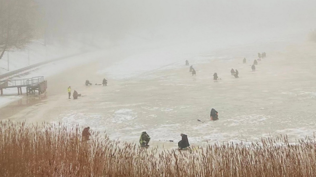 Juglas iedzīvotājas fiksēts skats uz makšķerniekiem 28. februāra miglā