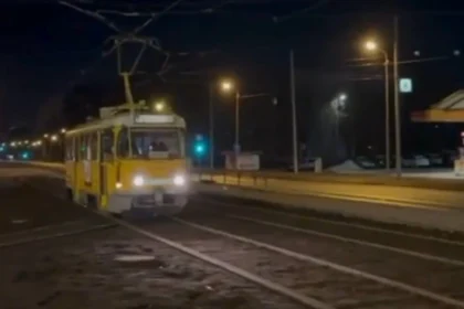 Mācību tramvajs veic pirmo braucienu jaunajā 7. tramvaja līnijas posmā naktī