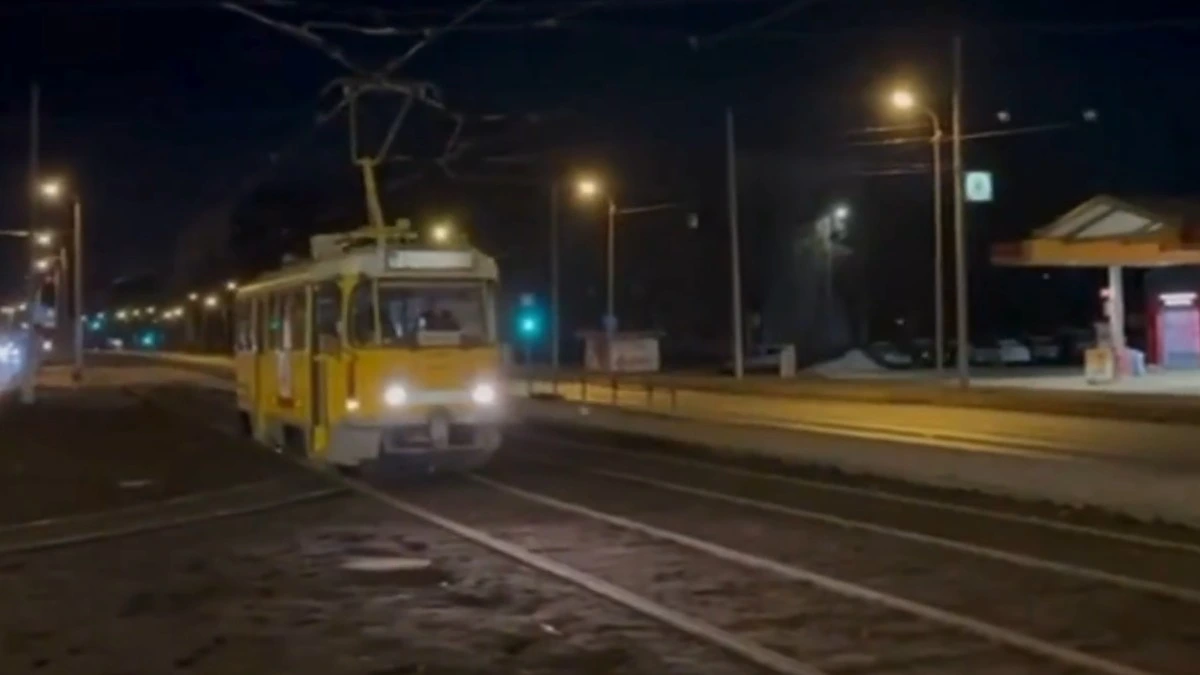 Mācību tramvajs veic pirmo braucienu jaunajā 7. tramvaja līnijas posmā naktī